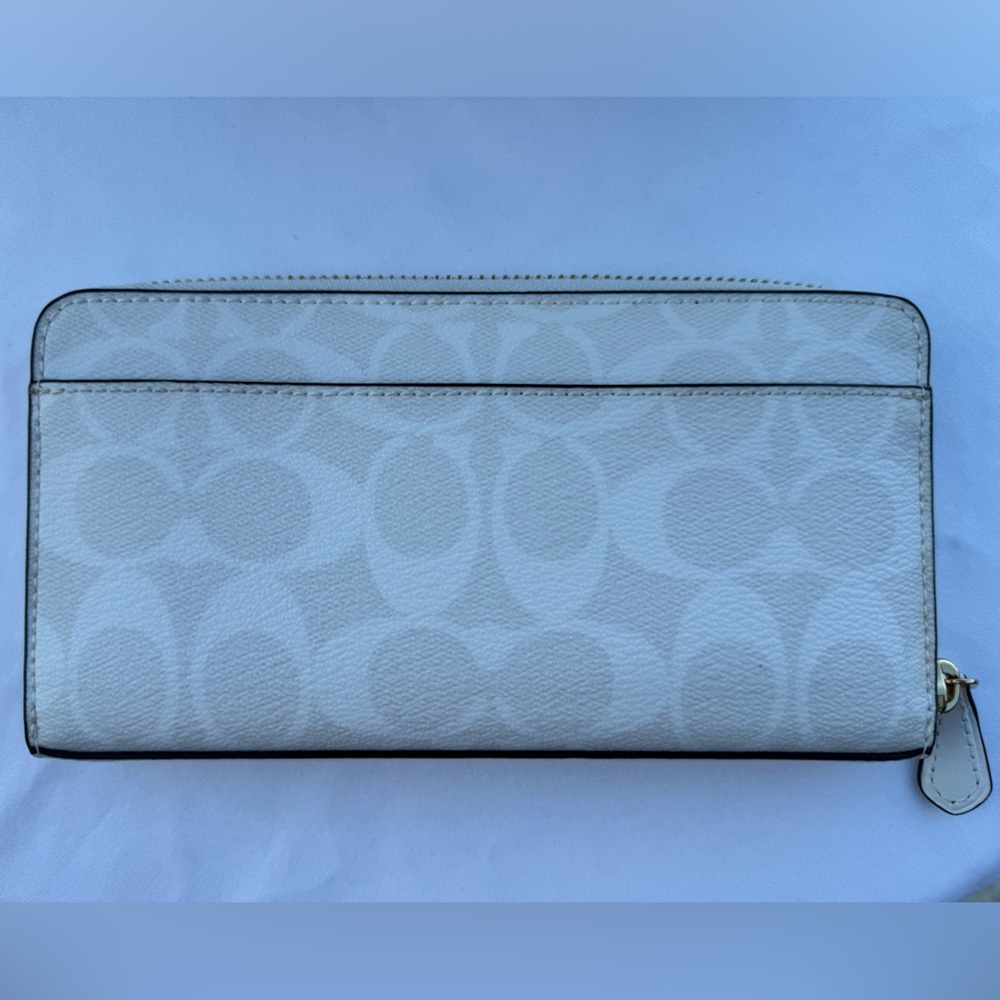 White Coach Bucket Bag with matching wallet - excellent condition - Picture 5 of 15